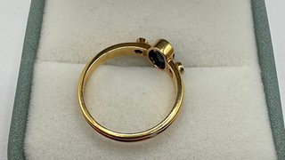 Anillo de oro 18 kt con zafiro y diamantes