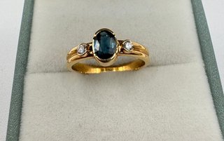 Anillo de oro 18 kt con zafiro y diamantes