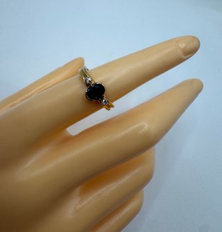 Anillo de oro 18 kt con zafiro y diamantes