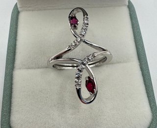 Anillo de oro 18 kt con rubíes y diamantes