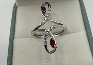 Anillo de oro 18 kt con rubíes y diamantes