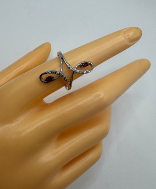 Anillo de oro 18 kt con rubíes y diamantes