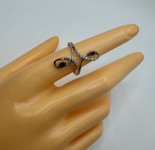 Anillo de oro 18 kt con rubíes y diamantes