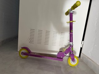 Patinete infantil morado y amarillo