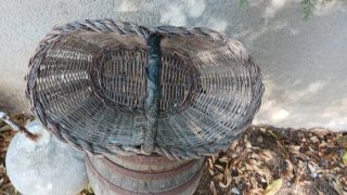 Barril de madera y cesta de mimbre