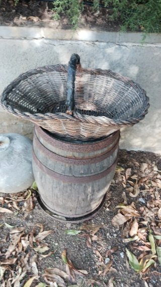 Barril de madera y cesta de mimbre