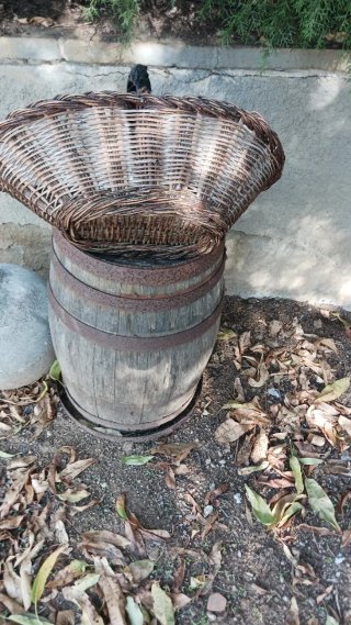 Barril de madera y cesta de mimbre