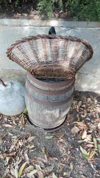 Barril de madera y cesta de mimbre