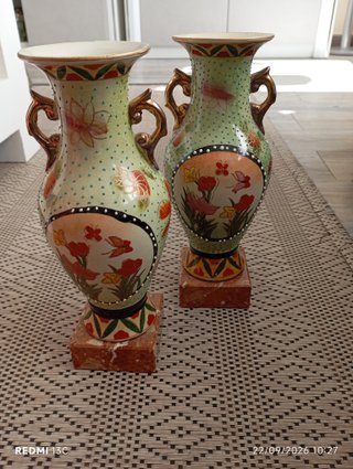 Dos jarrones decorativos