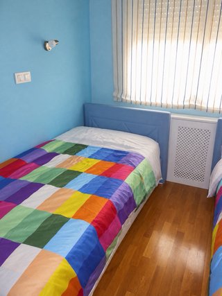 Dormitorio juvenil blanco y azul. Varios muebles.