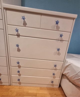 Dormitorio juvenil blanco y azul. Varios muebles.