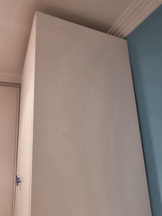 Dormitorio juvenil blanco y azul. Varios muebles.