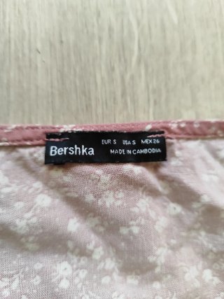 Blusa crop floral· Bershka · S (perfecto estado)