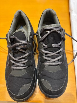 Zapatos de senderismo negros y grises