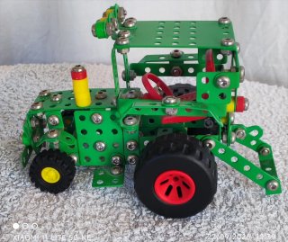 Mini tractor de juguete metálico