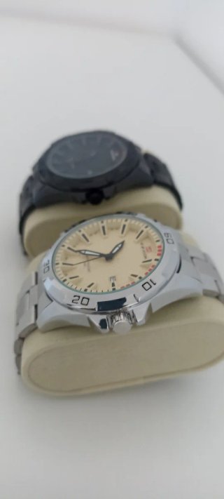 Pareja de relojes de acero inoxidable para hombre.