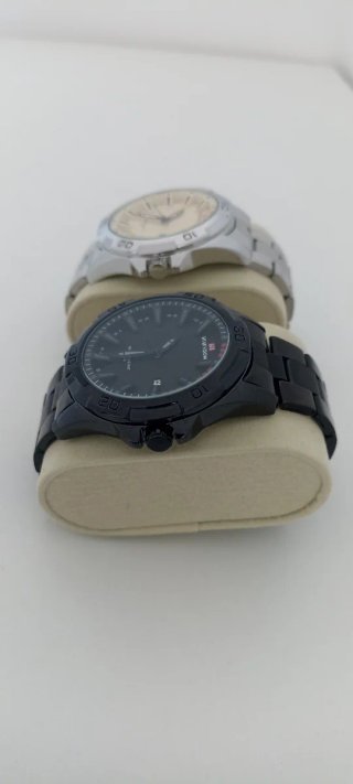 Pareja de relojes de acero inoxidable para hombre.