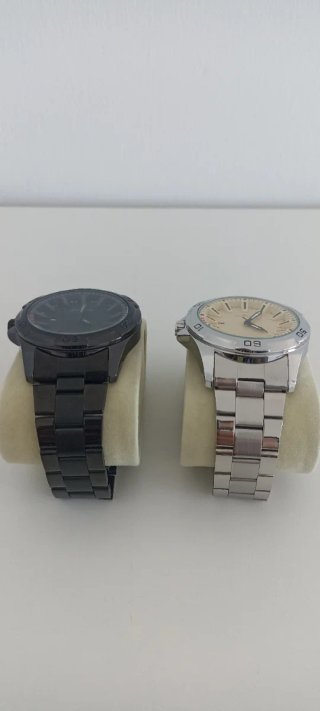 Pareja de relojes de acero inoxidable para hombre.