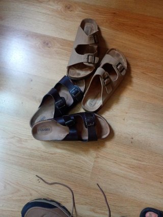 Chanclas de verano negras y marrones