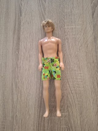 Muñeco Bratz con pantalones azules