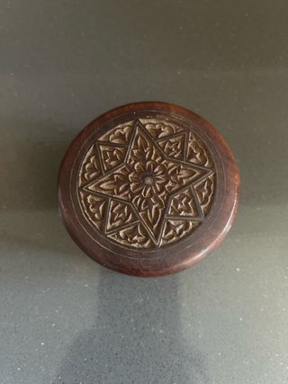 Caja de madera tallada con estrella