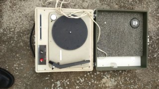 Tocadiscos, altavoces y amplificador