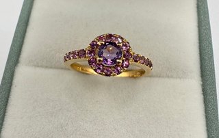 Anillo de oro de 18 kt con amatista y rodolitos