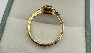 Anillo de oro de 18 kt con amatista y rodolitos