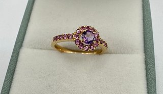Anillo de oro de 18 kt con amatista y rodolitos