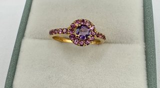 Anillo de oro de 18 kt con amatista y rodolitos