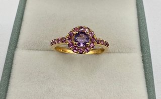 Anillo de oro de 18 kt con amatista y rodolitos