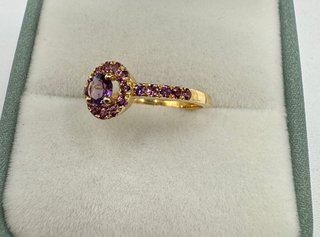 Anillo de oro de 18 kt con amatista y rodolitos