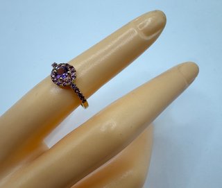 Anillo de oro de 18 kt con amatista y rodolitos