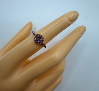 Anillo de oro de 18 kt con amatista y rodolitos