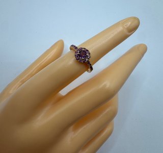 Anillo de oro de 18 kt con amatista y rodolitos