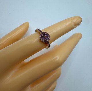 Anillo de oro de 18 kt con amatista y rodolitos