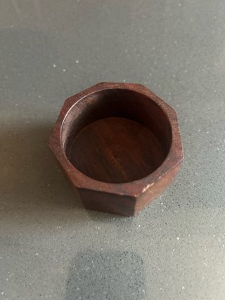 Caja de madera tallada artesanal