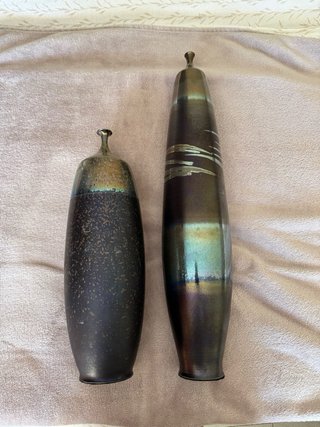 Jarrón de cerámica marrón y dorado