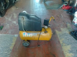 Compresor de aire amarillo