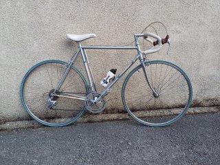 Bicicleta de carretera plateada