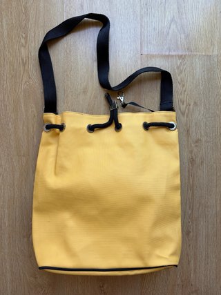 Bolso impermeable amarillo