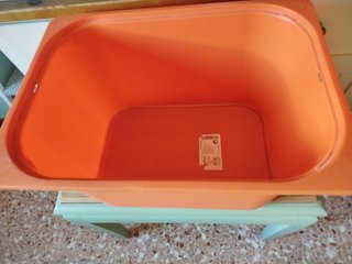 Caja de almacenaje naranja Ikea
