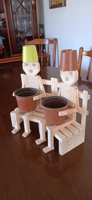 MUÑECOS SENTADOS