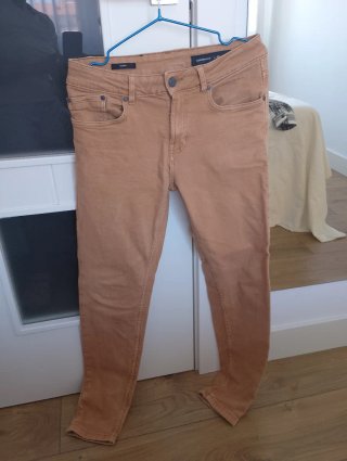 Pantalón skinny color mostaza chico T38