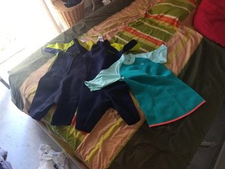 2 monos neopreno infantiles + 1 camiseta