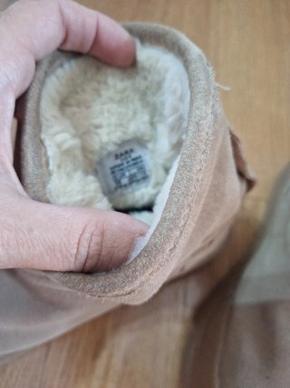 Botas niña beige forradas, de borreguito. Nuevas.