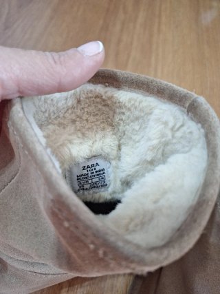 Botas niña beige forradas, de borreguito. Nuevas.