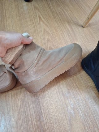 Botas niña beige forradas, de borreguito. Nuevas.