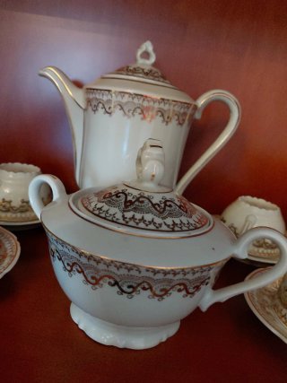 Juego de café porcelana y metal dorado