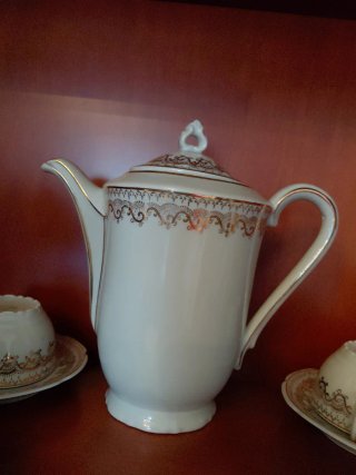 Juego de café porcelana y metal dorado